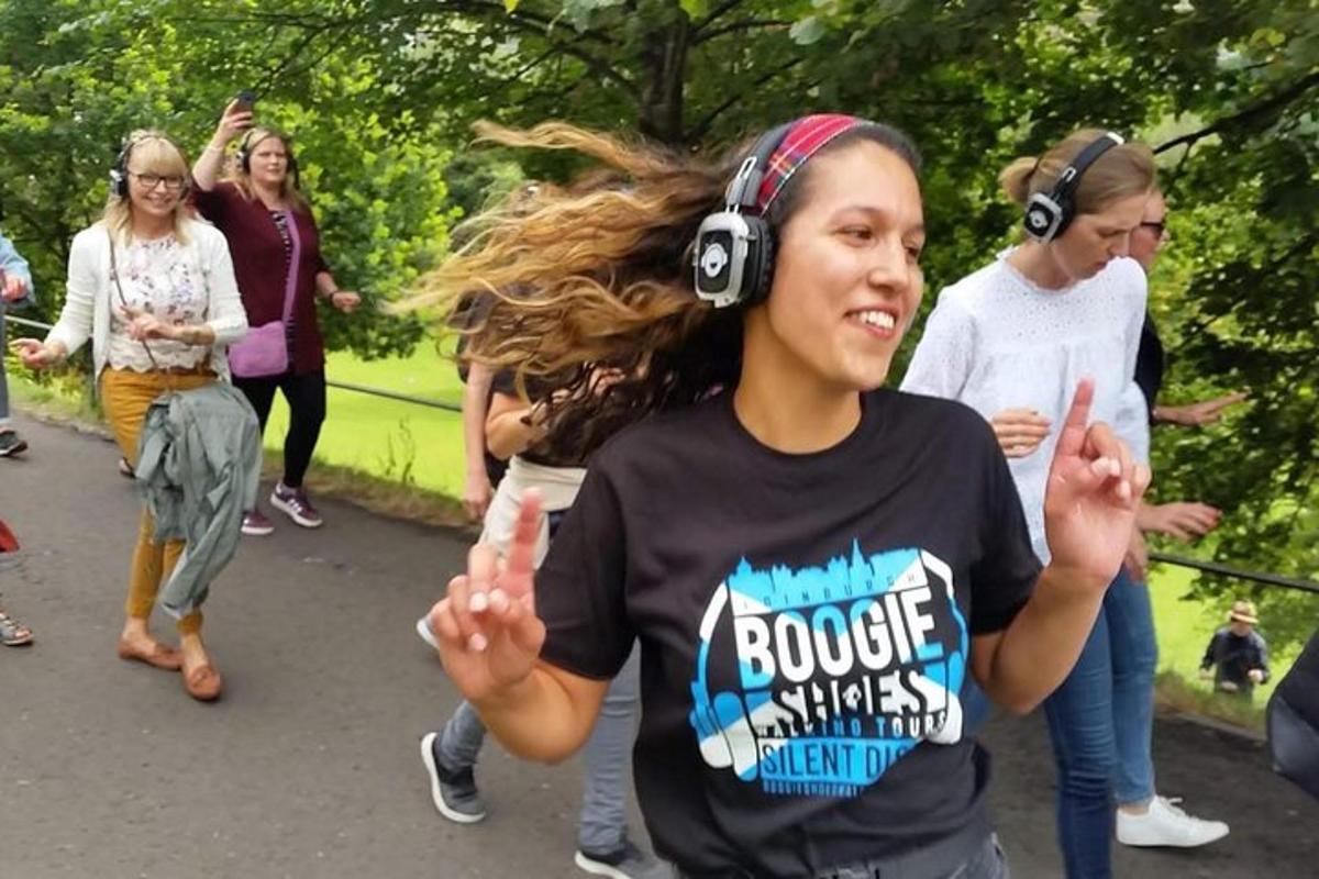 mladá dívka se sluchátky a poslouchá hudbu