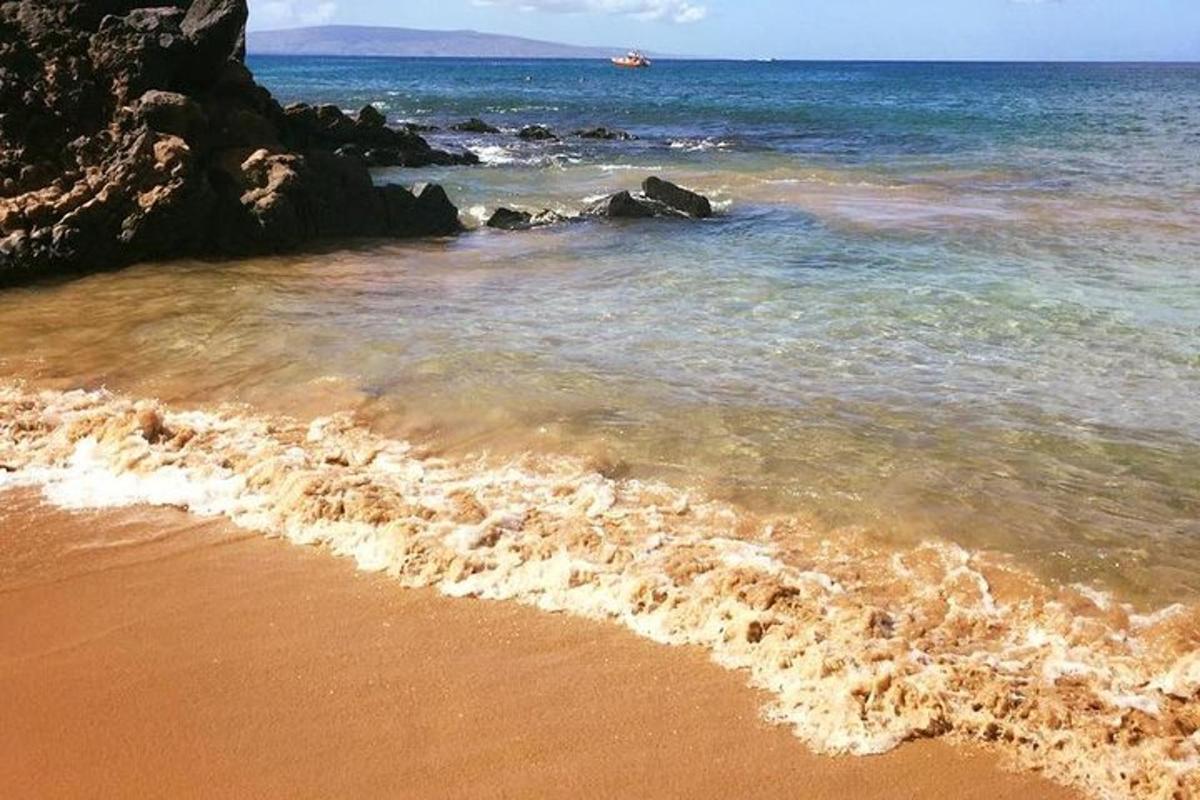 pantai dengan lautan dan bot di dalam air