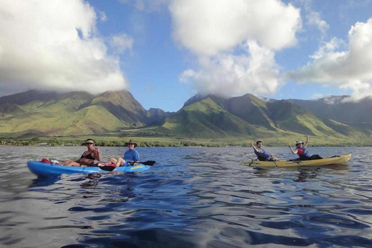 un gruppo di persone in kayak su uno specchio d'acqua