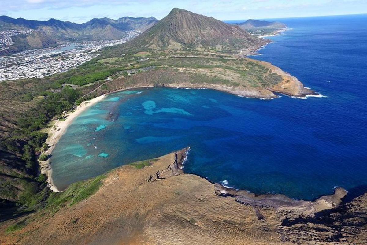 pemandangan udara pulau di lautan