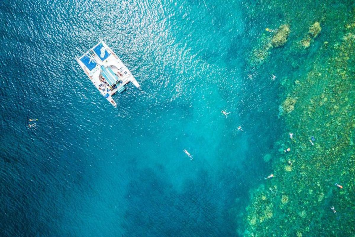 una vista aerea di una barca in acqua