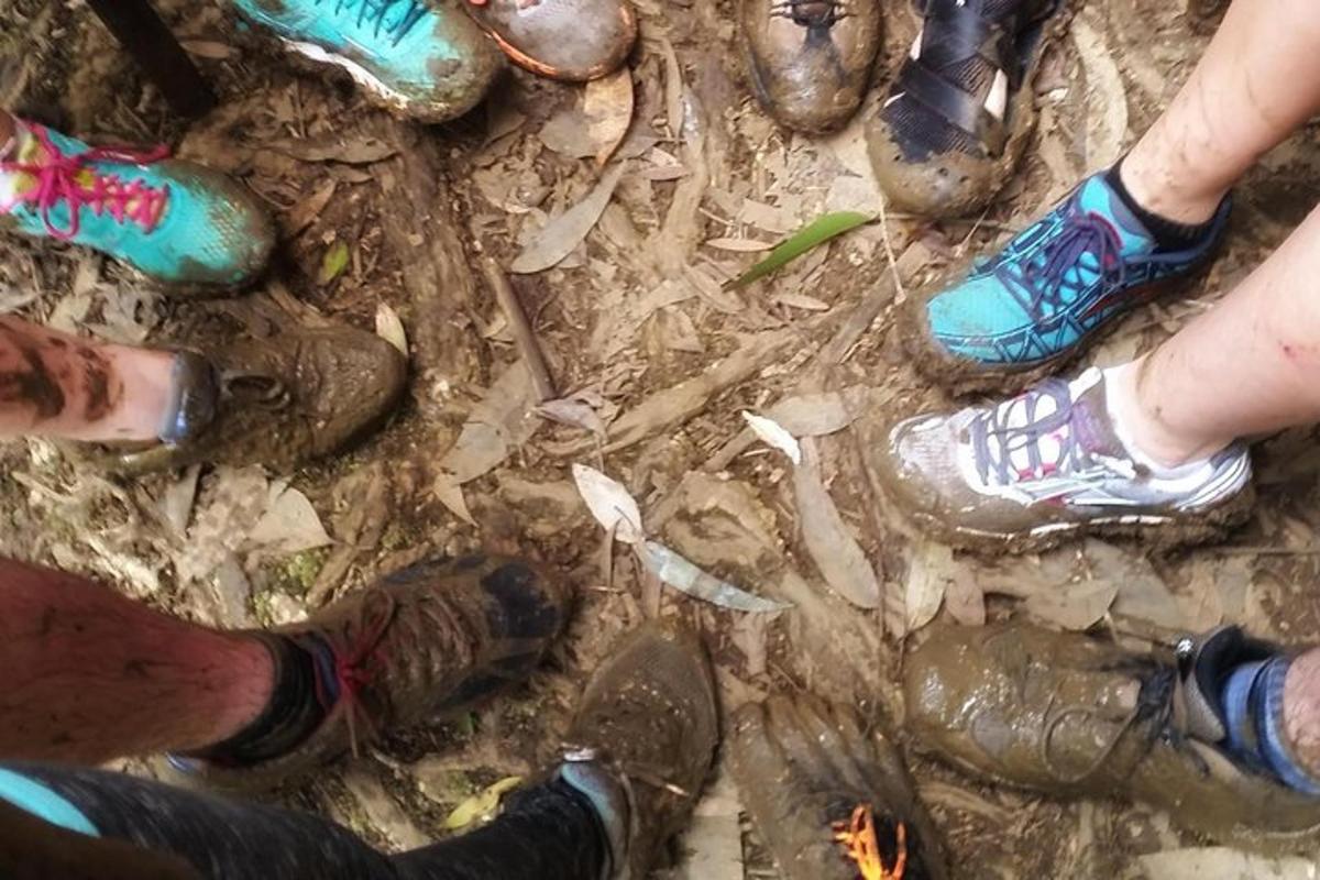 un grup de persones dempeus al fang amb les sabates