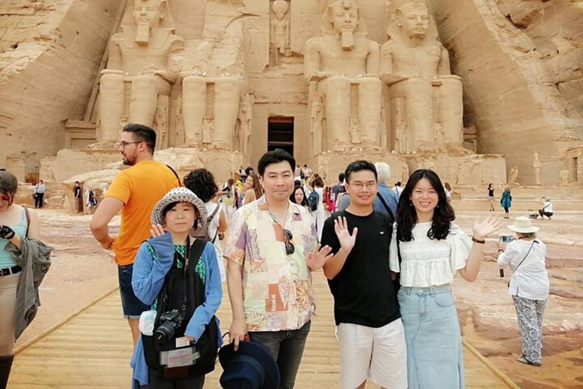 un grup de persones dempeus davant de thearaohukong