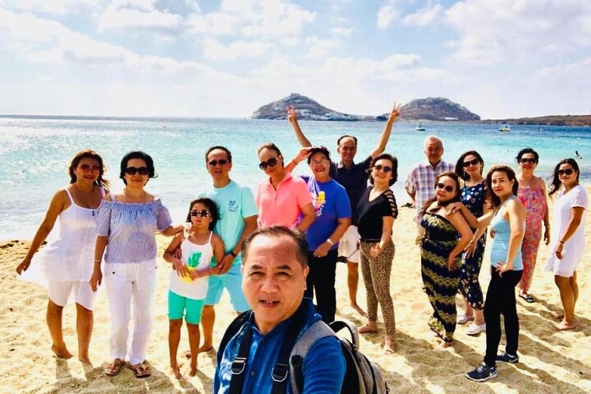 un gruppo di persone in posa per una foto sulla spiaggia