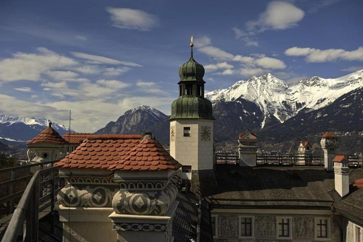 budova s hodinovou věží a horami v pozadí