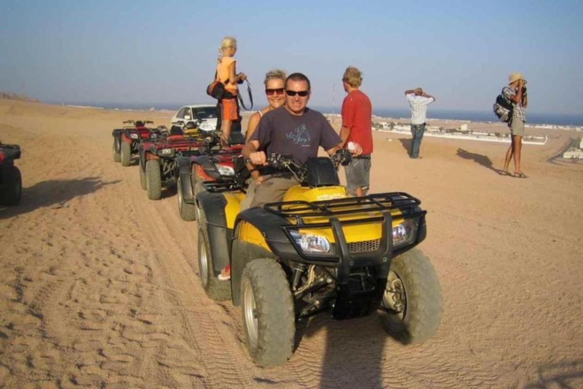 sekumpulan orang di atv di pantai