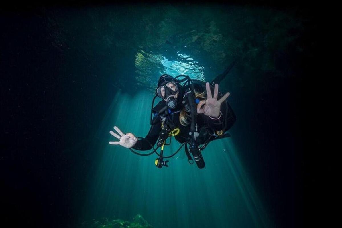 una persona in muta che nuota nell'acqua