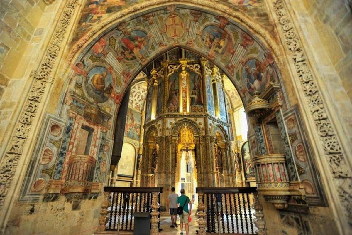 zwei Menschen gehen in einer großen Kirche mit Mosaiken
