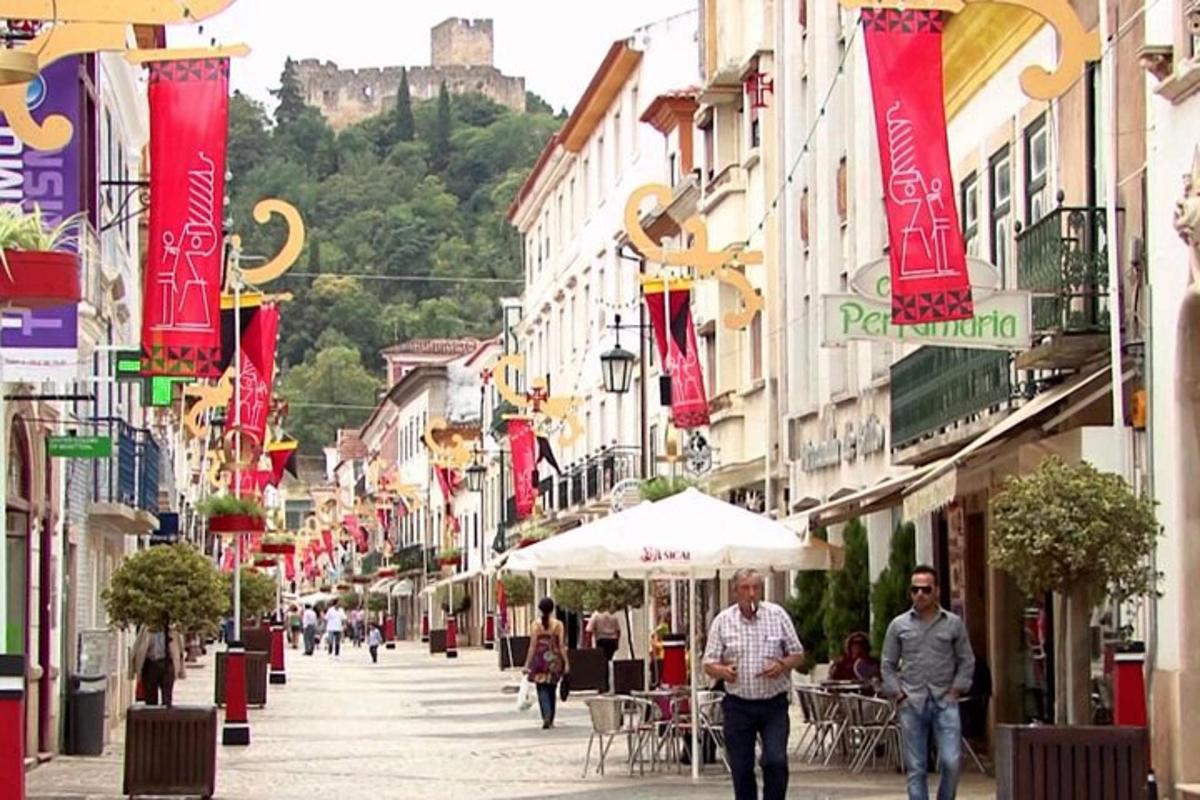 eine Stadtstraße mit Menschen, die die Straße entlanggehen