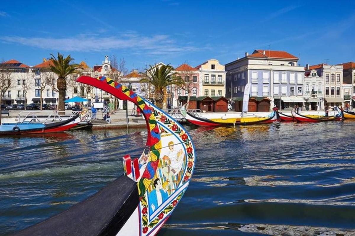 un ombrello colorato appoggiato nell'acqua accanto alle barche