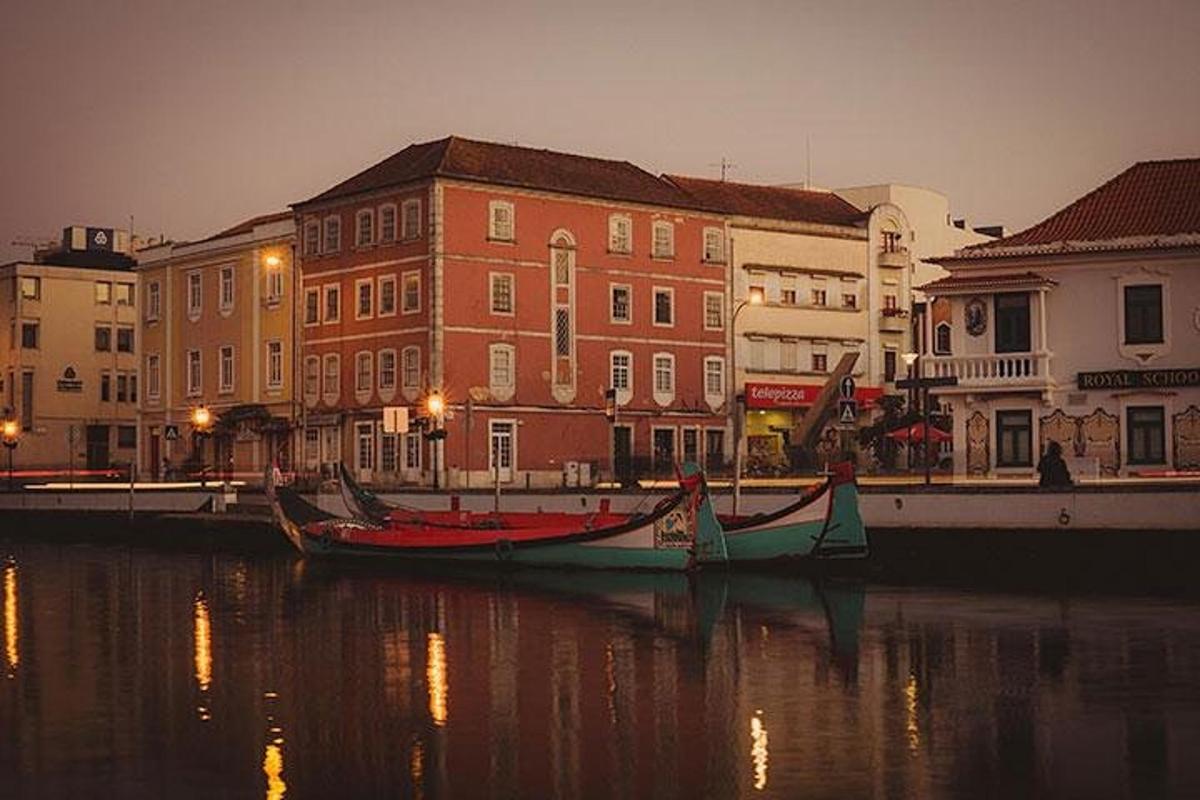 una barca ferma nell'acqua di fronte agli edifici