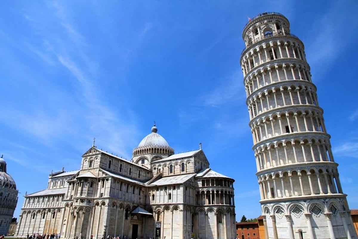 a picture of the leaning tower of pisa