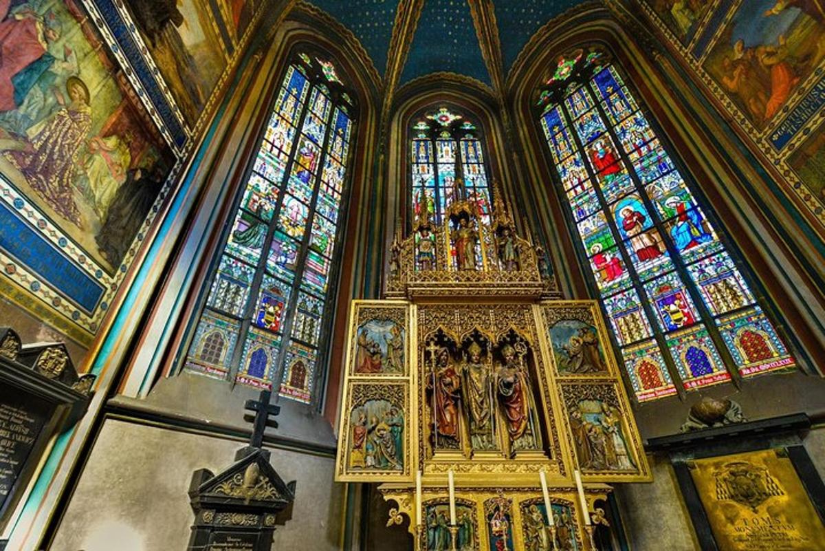 una iglesia con vidrieras y un altar