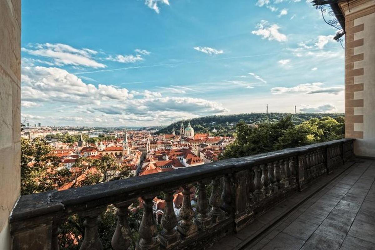 una vista de una ciudad desde el balcón de un edificio