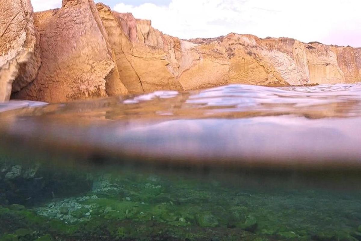 uno specchio d'acqua con una montagna sullo sfondo