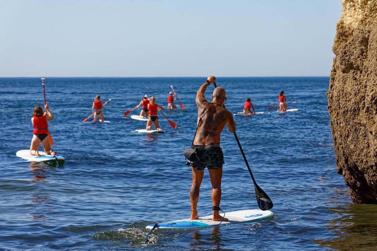 un gruppo di persone su tavole da paddle in acqua