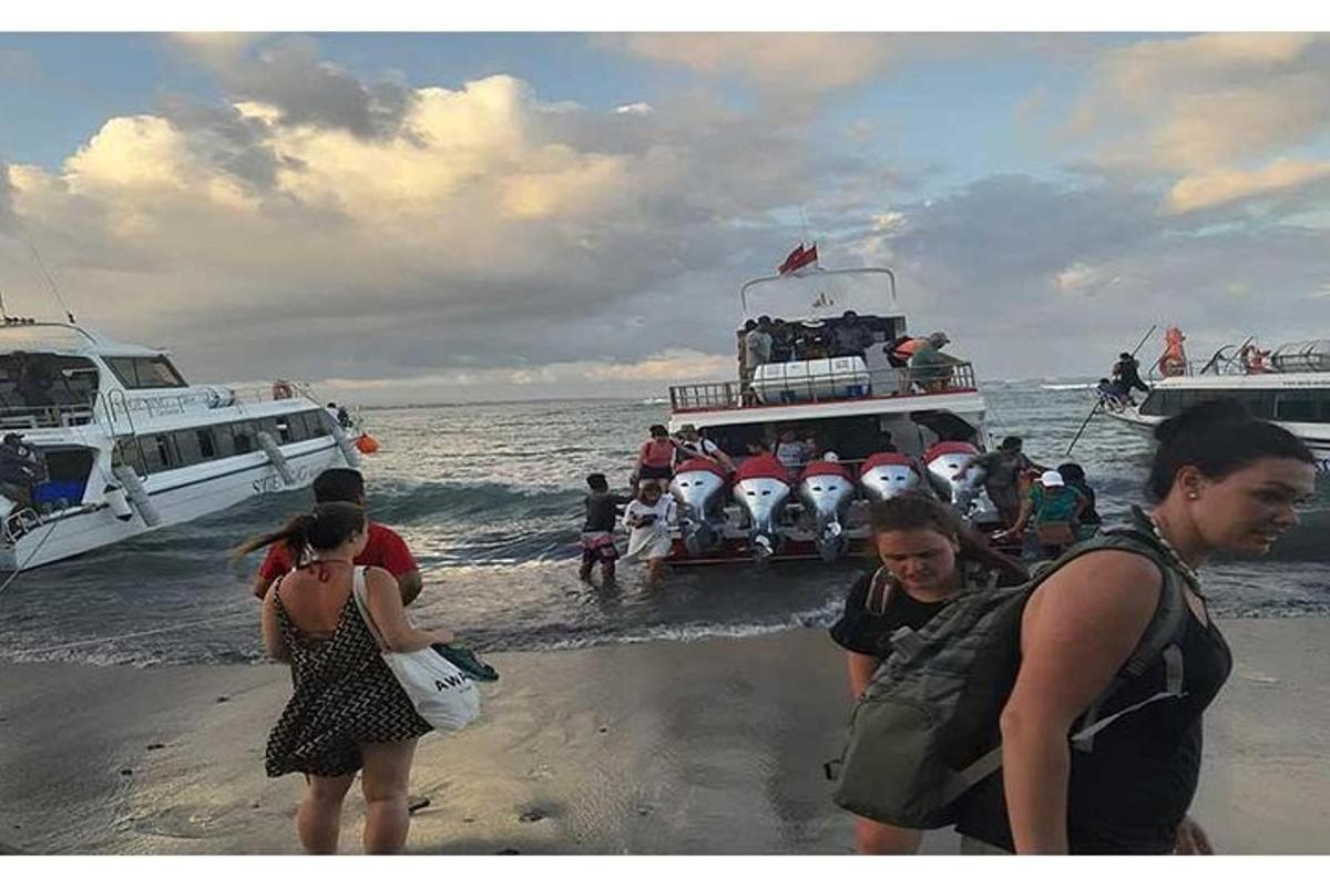 een groep mensen op een boot op het strand