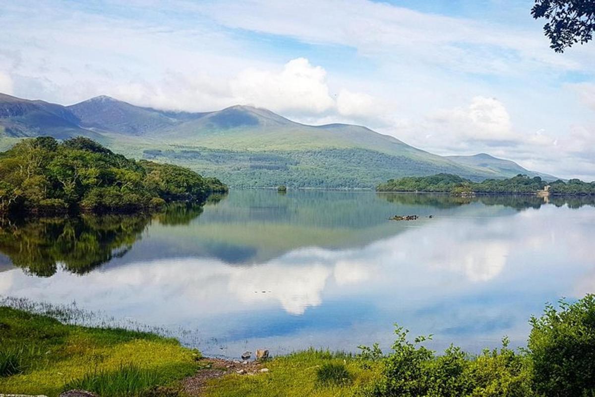 pohled na jezero s horami v pozadí