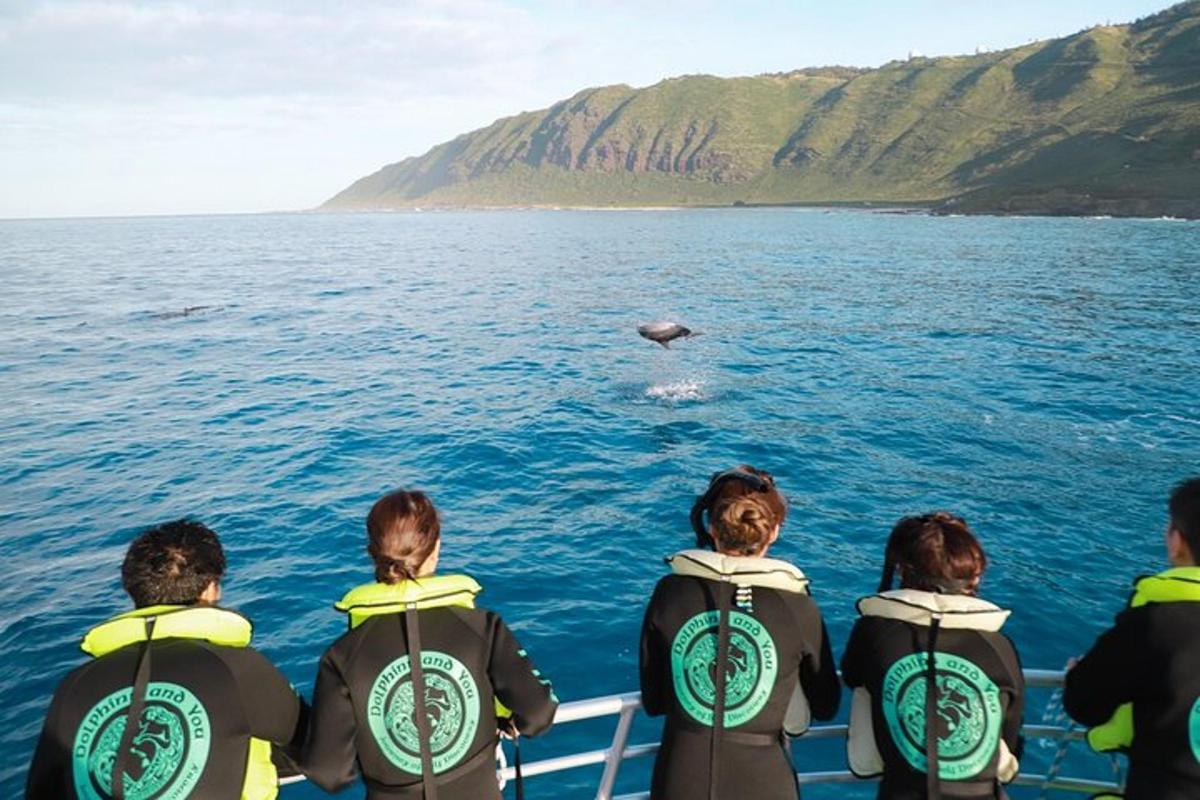 un gruppo di persone su una barca in acqua