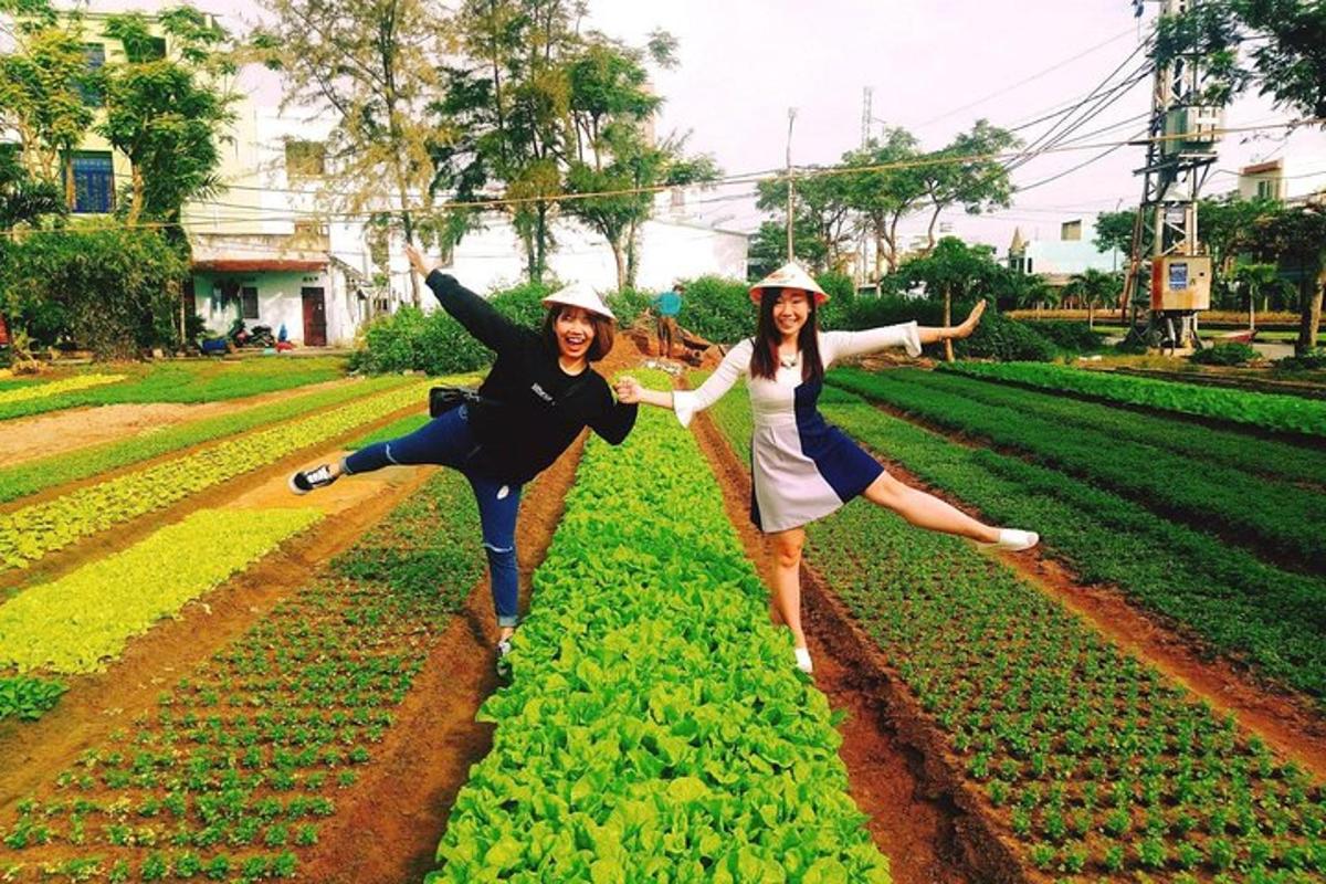 hai người phụ nữ đang nhảy trên một cánh đồng lúa mì