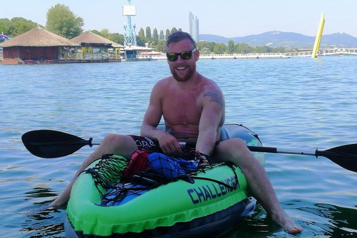 un uomo seduto su una zattera in acqua