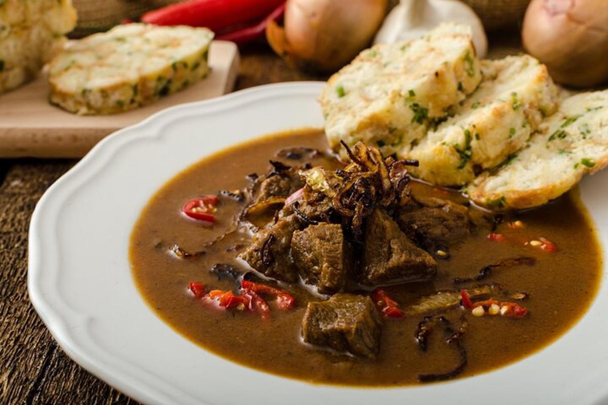 sepinggan makanan dengan semangkuk sup dan roti