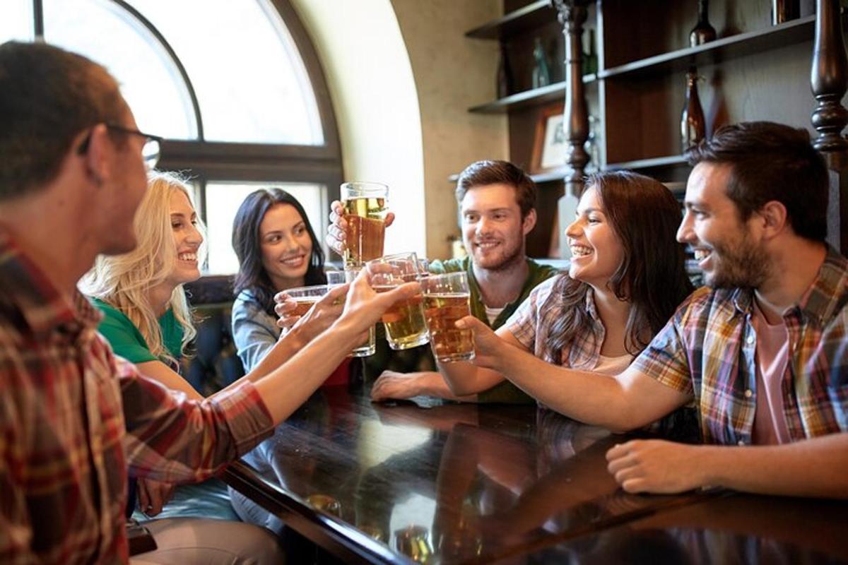 một nhóm người đang ngồi quanh quầy bar uống bia