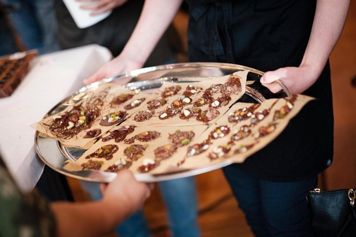 en person som holder en pizza på et brett