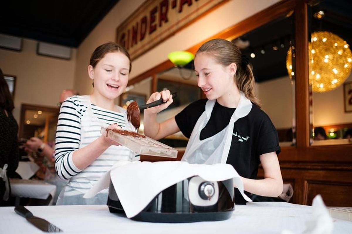 to jenter sitter ved et bord og spiser mat