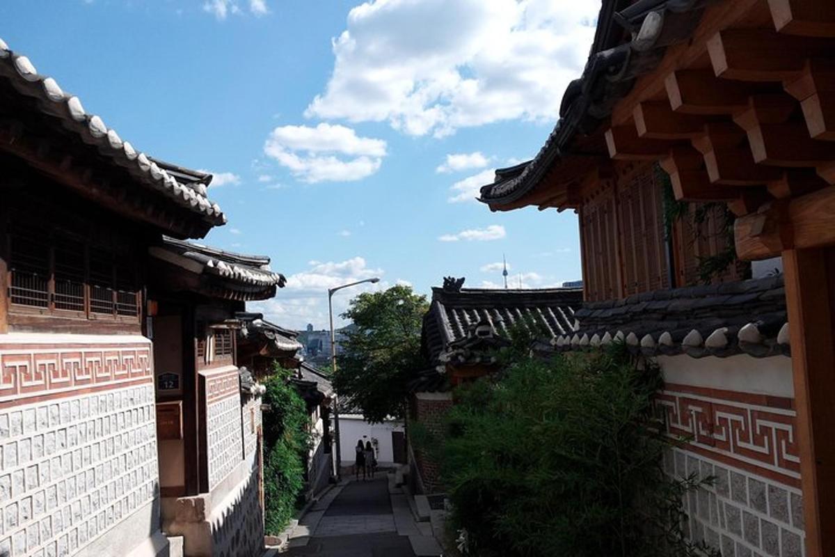 lorong antara dua bangunan di bandar asia