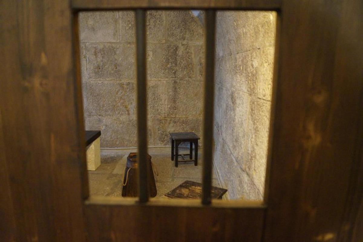 μια θέα μέσα από ένα παράθυρο ενός δωματίου με μια καρέκλα