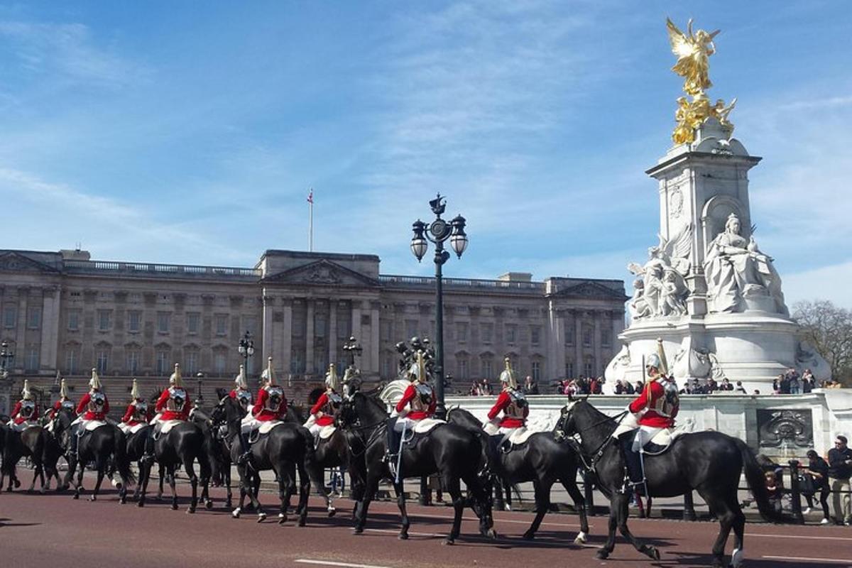 Un grupo de soldados a caballo frente a un edificio.