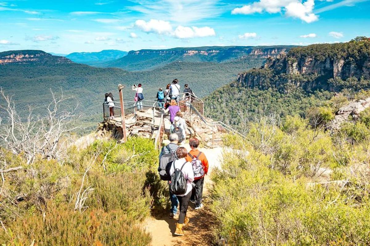 Skupina lidí kráčejících po stezce u Grand Canyonu