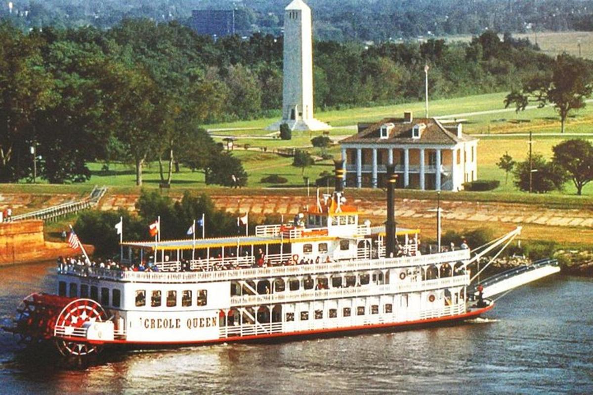 ein großes Boot auf dem Wasser mit Menschen darauf