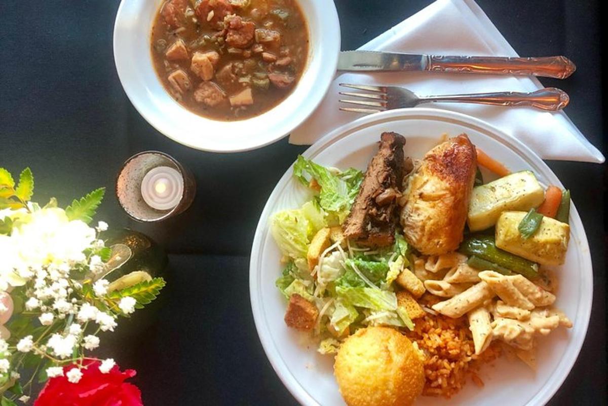ein Tisch mit einem Teller Essen und einer Schüssel Suppe
