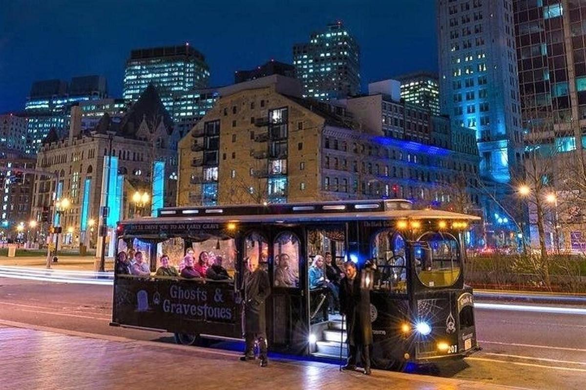 autobus zaparkovaný v noci na městské ulici