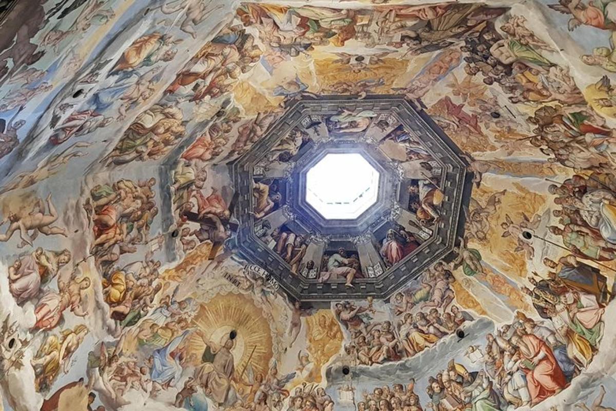 uma pintura no teto de uma igreja