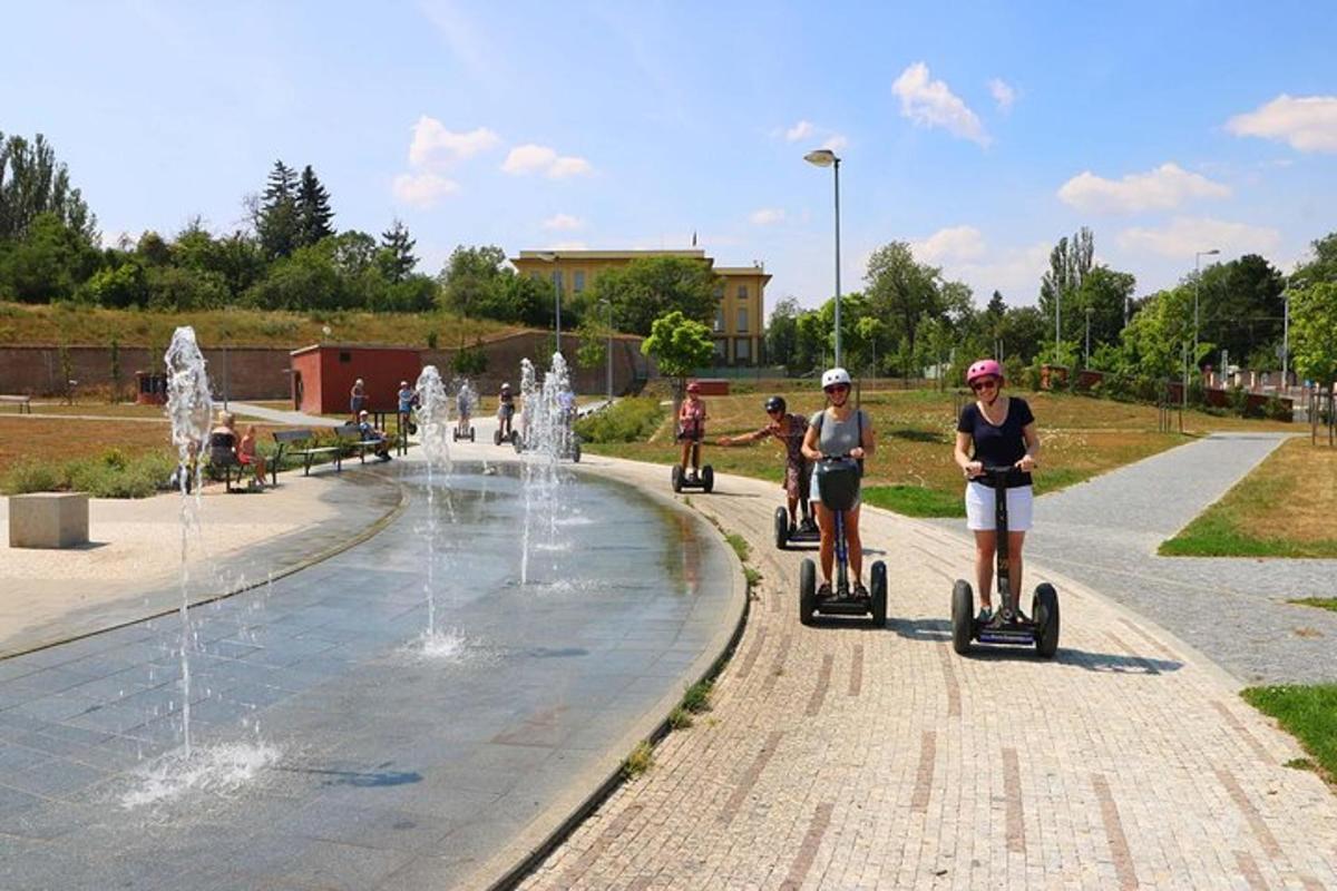 Hópur fólks ríða Segway umhverfis gosbrunn