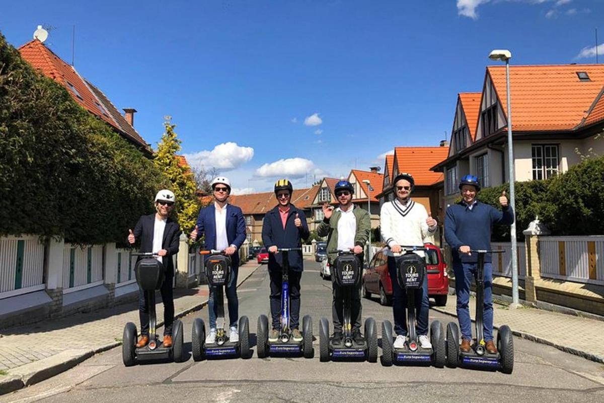 un grup de oameni călărind pe segifts pe o stradă