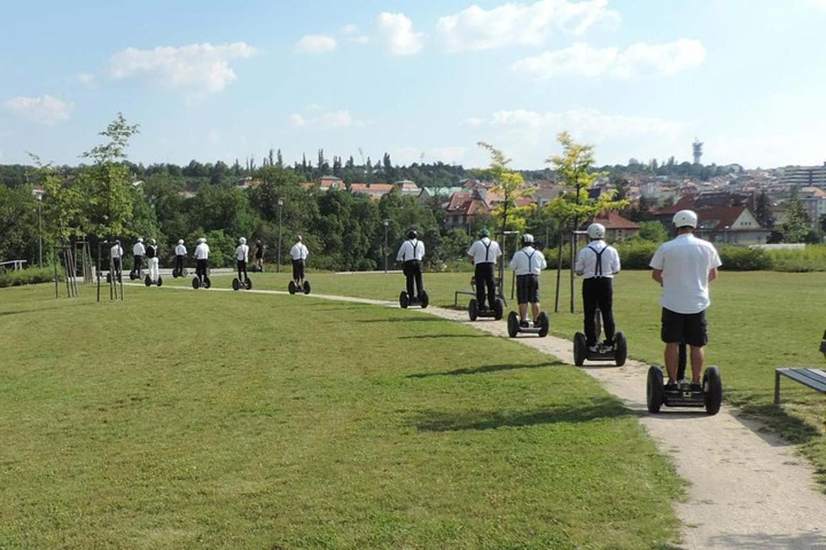 Hópur fólks sem hjólar á Segway í almenningsgarði