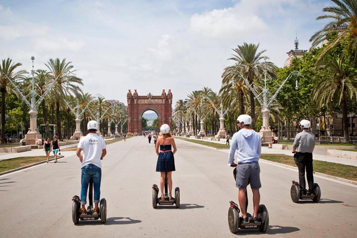 skupina lidí jedoucích na segwayích po ulici