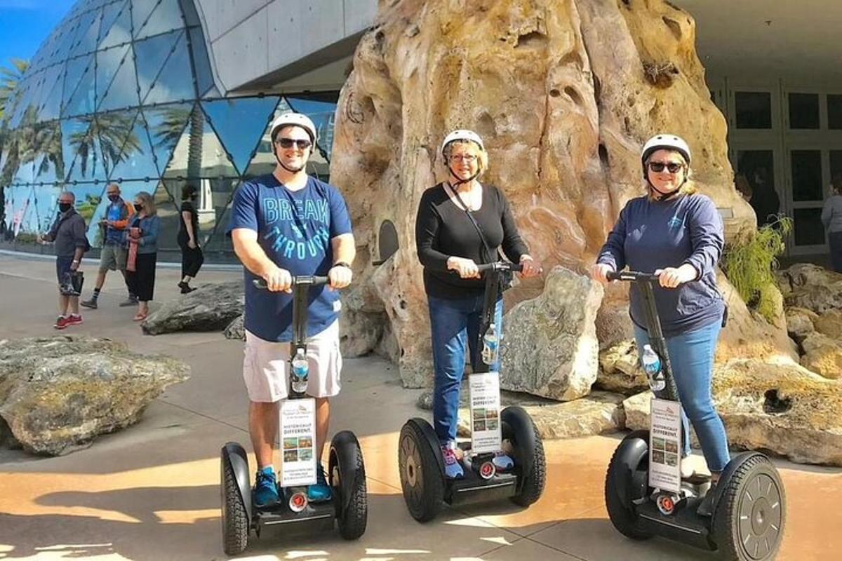 Þriggja manna hópur sem hjólar á Segway-hjólum