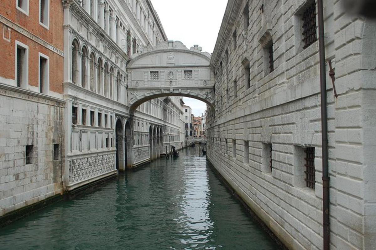 un puente sobre un canal entre dos edificios