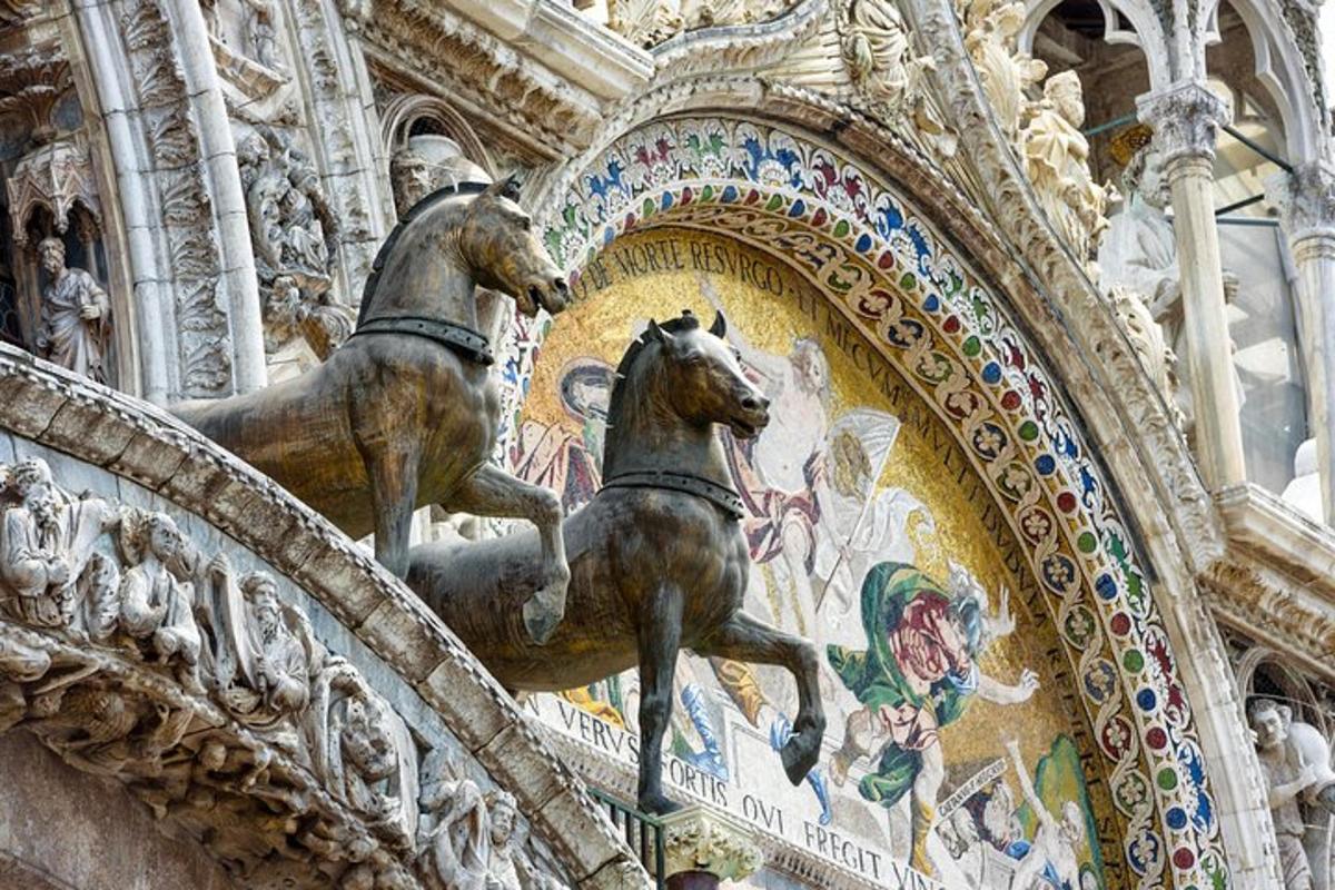 una estatua de dos caballos en un edificio