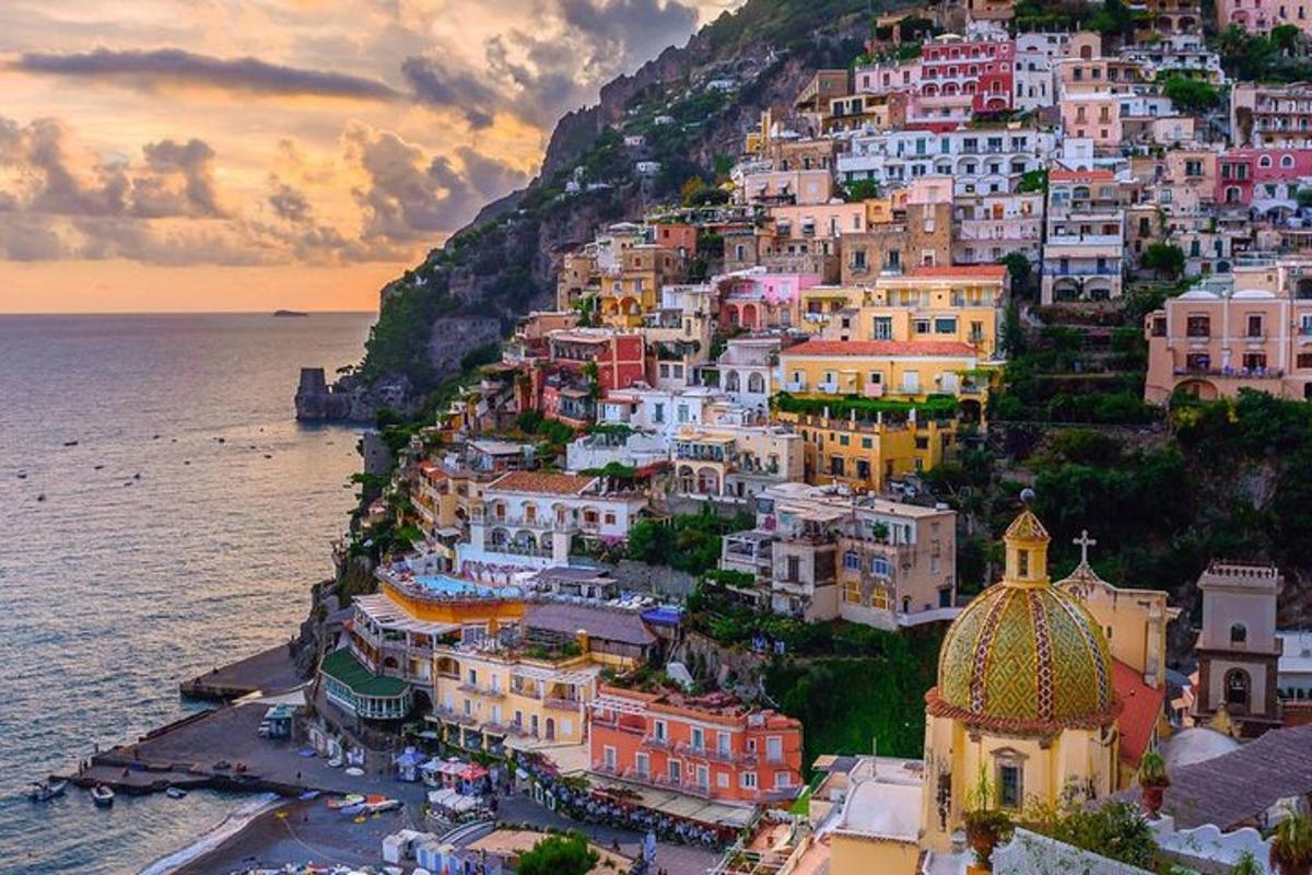 un gruppo di edifici su una collina vicino all'oceano