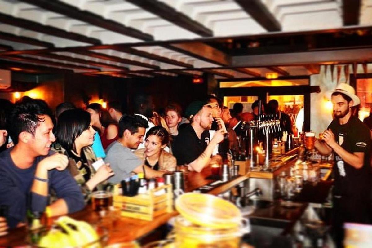 un gruppo di persone sedute al bar