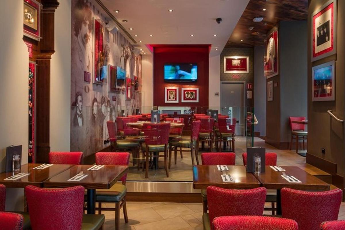 un restaurant amb taules de fusta i cadires vermelles