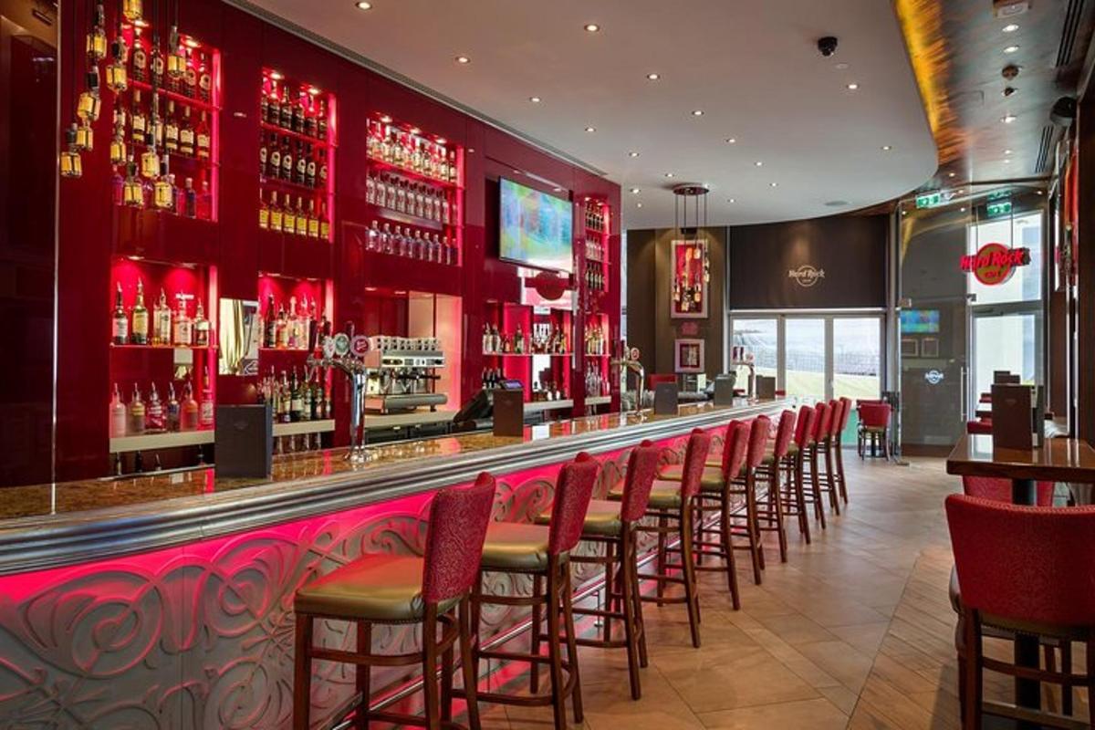 eine Bar mit einer Reihe roter Barhocker