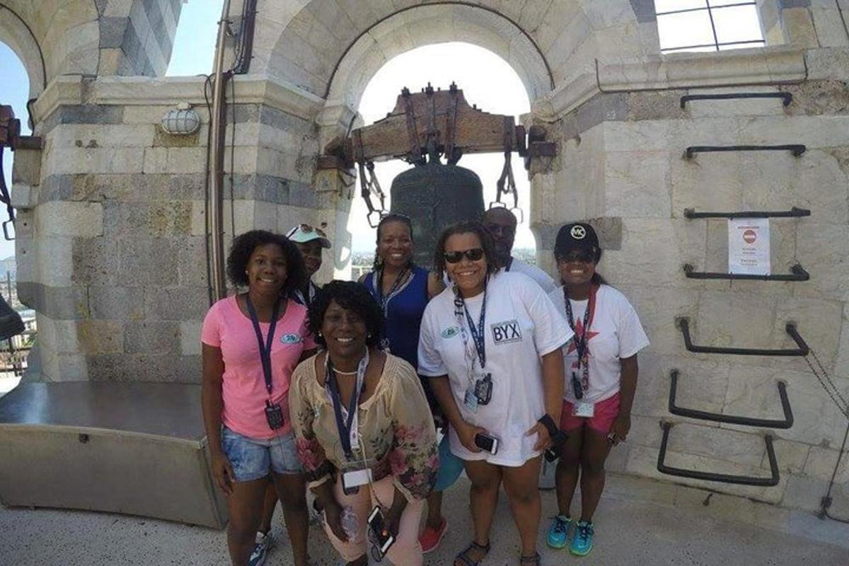 un grup de persones dempeus davant d'un edifici