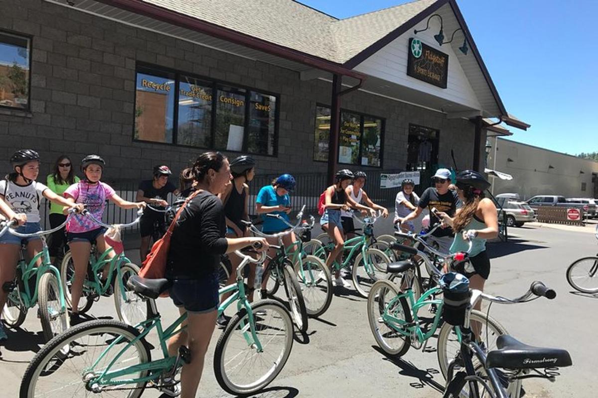 um grupo de pessoas em bicicletas do lado de fora de um prédio